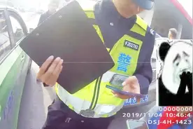 郑州街头小男孩哭着求助：“警察叔叔我找不到爸爸了”视频封面