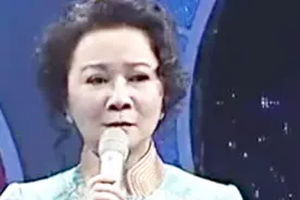 “小品女王”蔡明首谈春晚流泪满面，李彬被感动到，好深情！视频封面