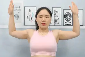 专减大臂拜拜肉的动作，在家也能轻松减赘肉，穿衣更显线条感！视频封面