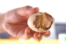 小伙接受粉丝邀请试吃“活珠子”，拨开蛋壳就能看到小鸡的毛毛视频封面