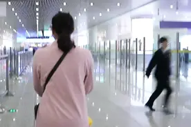 大过年的，她们却选择每两天在车站见一次面，每次只有半小时……视频封面