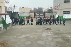 郑州8岁男童如厕时坠井身亡，学校封闭男厕，男生排队错峰上女厕视频封面