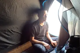 骑行伊朗：肺炎疫情期间，小伙不能坐船离开伊朗，被困海岛帐篷里视频封面