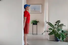 中老年人减肥多练靠墙站立，每天10分钟，体态好，腰背直视频封面