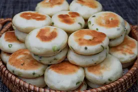 葱花小发面饼，不用鸡蛋不加油，蓬松柔软好吃易消化，家人都喜欢视频封面
