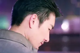这首小阿枫的《别想她》唱得伤感好听，唱出凄美伤感的爱情视频封面