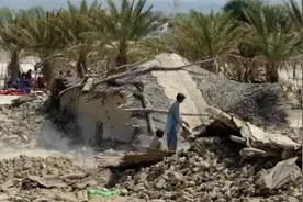 巴基斯坦俾路支省发生5.2级地震 大地开裂上百座房屋倒塌视频封面