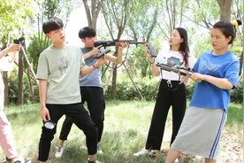 搞笑吃鸡：队友2V2对峙菜鸟，萌妹小手枪机智灭敌，这波操作稳了视频封面