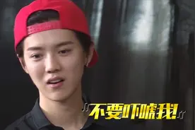 鹿晗太累在车上睡觉，不料却频频被王祖蓝叫醒，关晓彤都心疼了视频封面