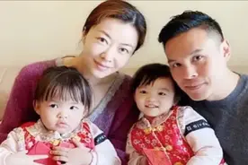 39岁熊黛林大方晒全家福，倚靠老公素颜美丽，双胞胎女儿不太像视频封面