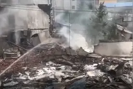 一架飞机在湖北襄阳老河口市境内坠落爆炸，飞行员跳伞受轻伤视频封面