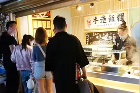 河南信阳最热闹的地方，万家灯火城市广场，拍一段夜景视频封面