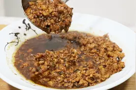 炸酱面怎么做才好吃？关键要靠熬炸酱，今天把配方跟做法全告诉你视频封面