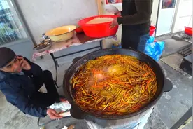 早市小馆卖牛肉胡萝卜顿饭太诱人，为啥兰州拉面给不出这些肉量？视频封面