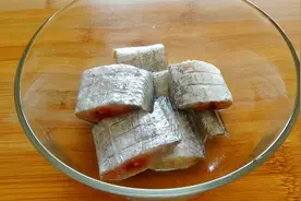 炸带鱼时，裹淀粉还是面粉？很多人不知道，难怪带鱼不香不酥脆视频封面
