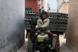 女子开拖拉机载满楼板，高超技术穿过巷子过道，乡里乡亲都看呆了视频封面