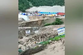 实拍！香格里拉虎香公路突发泥石流袭来瞬间，现道路已恢复畅通视频封面