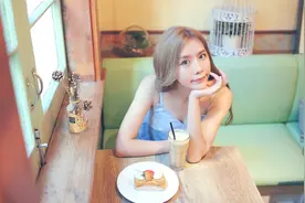 盘点有点尴尬的美女搞笑瞬间，虽然她戴着口罩，还是一眼认出来了视频封面