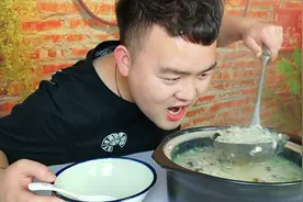 美食猫做一锅皮蛋瘦肉粥，一个人吃半锅，养胃舒服真过瘾视频封面