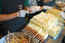 学校门口让小孩排队的零食：炸奶酪香肠！一天卖2000个！外壳超脆