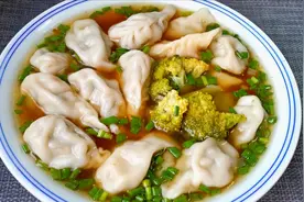 饺子怎么煮不破皮不粘锅？很多人都做错了，饭店大厨教我正确做法视频封面