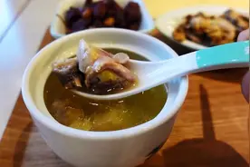 快餐连锁老乡鸡开到北京，180天土鸡熬汤，寡淡如水？视频封面