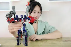 试玩“擎天柱变形金刚”，这造型好霸气，还有重型机枪武器视频封面