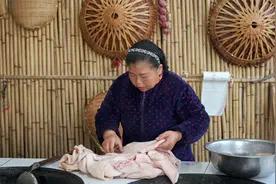 家里猪皮太多了，送一些给邻里乡亲们，再简单做了几道美食视频封面