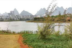 广西贺州的爱莲湖，湖面形状曲折，周围环境优美，景色独特视频封面