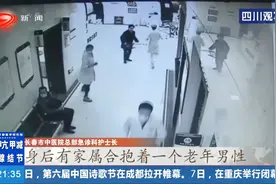 老人吃粘豆包致窒息，赶到医院时已经窒息十分钟，医生紧急抢救！