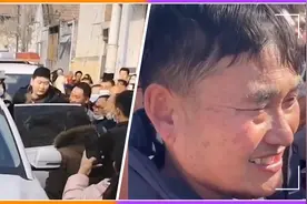 大衣哥过年遭粉丝围堵，儿子贴身当保镖，求助警察鸣笛警示无人动视频封面