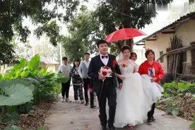 广西农村一帅哥结婚，新娘下车了，带着走路进家，配的这首歌曲视频封面