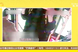 硬核健身？60岁大爷公交车上做引体向上，旁边乘客有话说了！视频封面