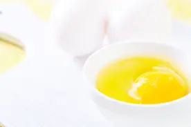 吃生鸡蛋真的可以补肾吗？听听医生怎么说！视频封面