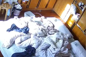 打小就讲究！小宝宝独自睡觉尿意来袭，一番操作看呆一旁猫猫视频封面