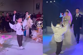 姑姑婚礼男孩戴天使翅膀唱歌开口惊艳，音色纯净如天籁，姑姑忍泪视频封面