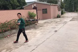 测试几十元的无人机航拍器，遥控玩具飞机还是挺好玩的！视频封面