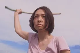 家庭主妇因生活压力大，竟变成50米高的女巨人，还用大葱当武器！视频封面