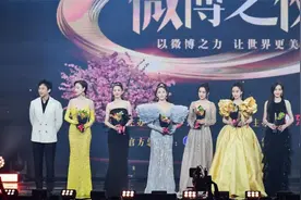 微博之夜：杨幂6人土味合影，热巴李现太养眼，肖战帮杨紫提裙视频封面