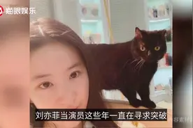 刘亦菲和助理同逛十元店，头戴廉价渔夫帽，原来天仙也下凡视频封面
