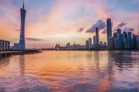 广州男子街头耍酒疯被妻子一脚踹倒制止 网友：这才是中国好老婆视频封面