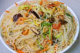福建人过年少不了的炒米粉，原来这样做才好吃，鲜香味美风味独特视频封面