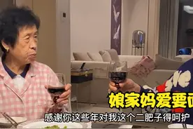 几个妈在一起聚会，边吃饭边喝酒，这场面太搞笑了视频封面