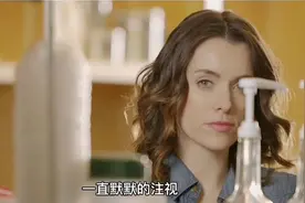 美女沉寂在爱情的世界里，无法自拔视频封面