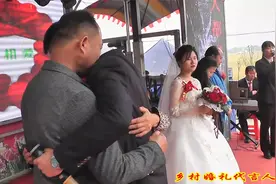 农村小伙婚礼现场，主持人一句话让父母当场落泪，场面太感人了视频封面