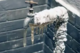 水管冻住了怎么办？试试这个土方法，5分钟轻松解冻，再也不求人视频封面