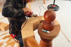 实木楼梯扶手安装过程，这种操作方法，成本应该很高吧视频封面