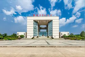 航拍湖北中医药大学，黄家湖畔，清一色蓝色屋顶很漂亮！视频封面
