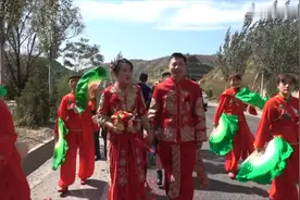 陕西一对新人结婚，带着新娘走路回家，配上《我的大西北》好听视频封面