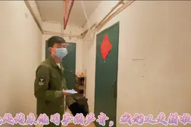 小伙去朋友家吃饭走错三次门，带的礼物竟还被笑笑一个人吃掉了。视频封面
